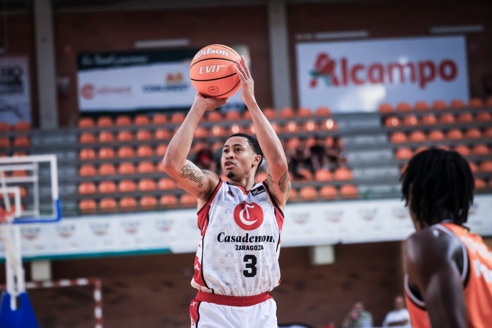 A. J Slaughter tirando ante el Valencia