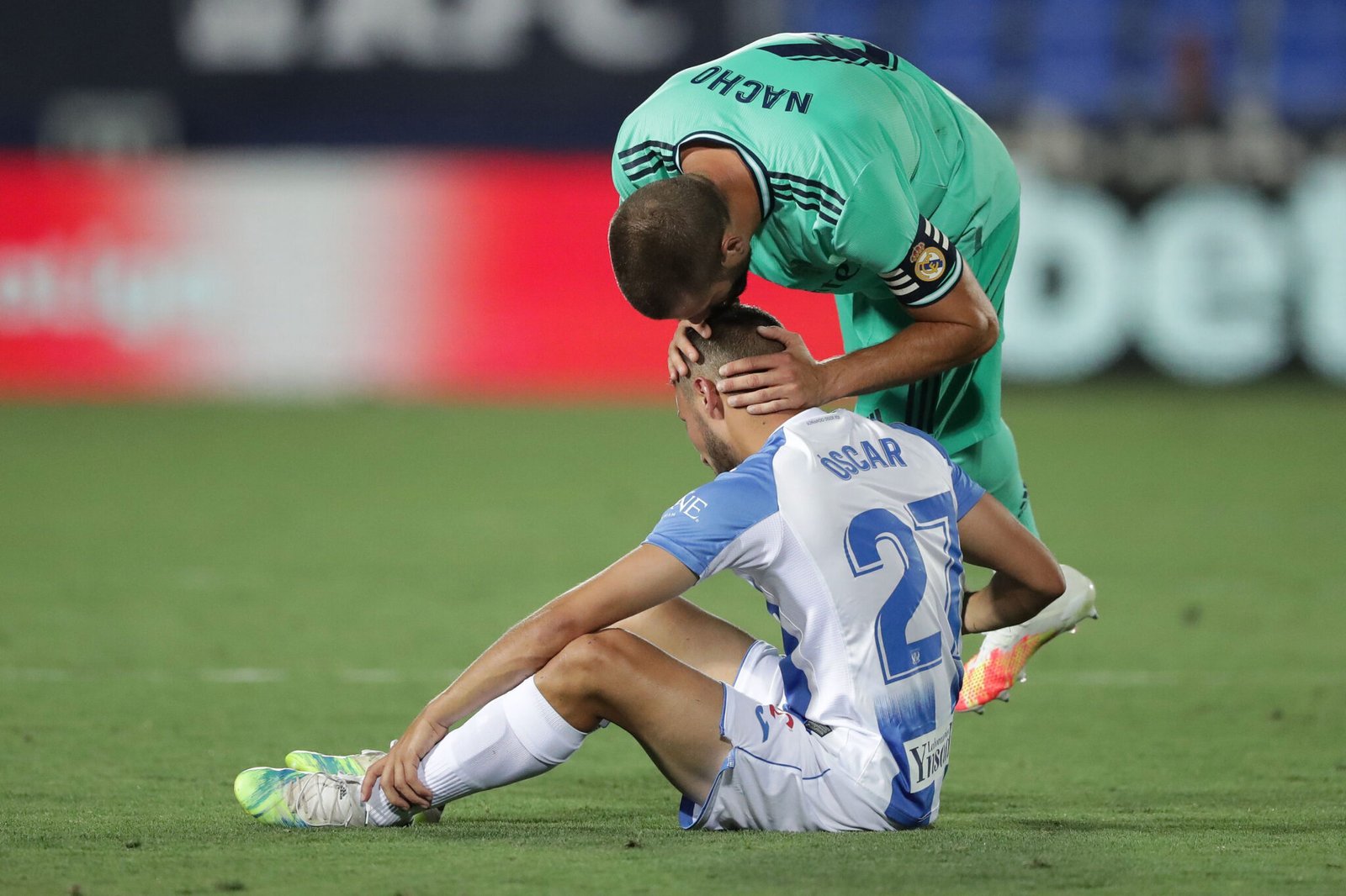 Nacho Fernández consolando a Óscar Rodríguez tras el descenso del CD Leganés