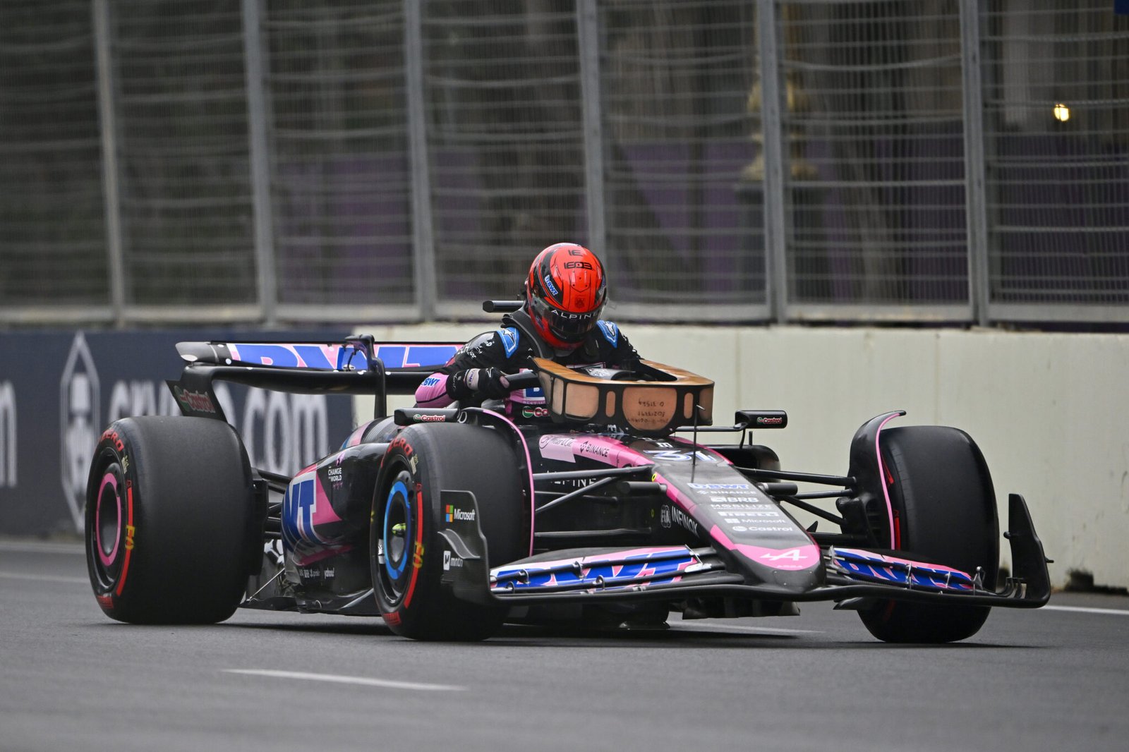 Esteban Ocon saliendo del monoplaza