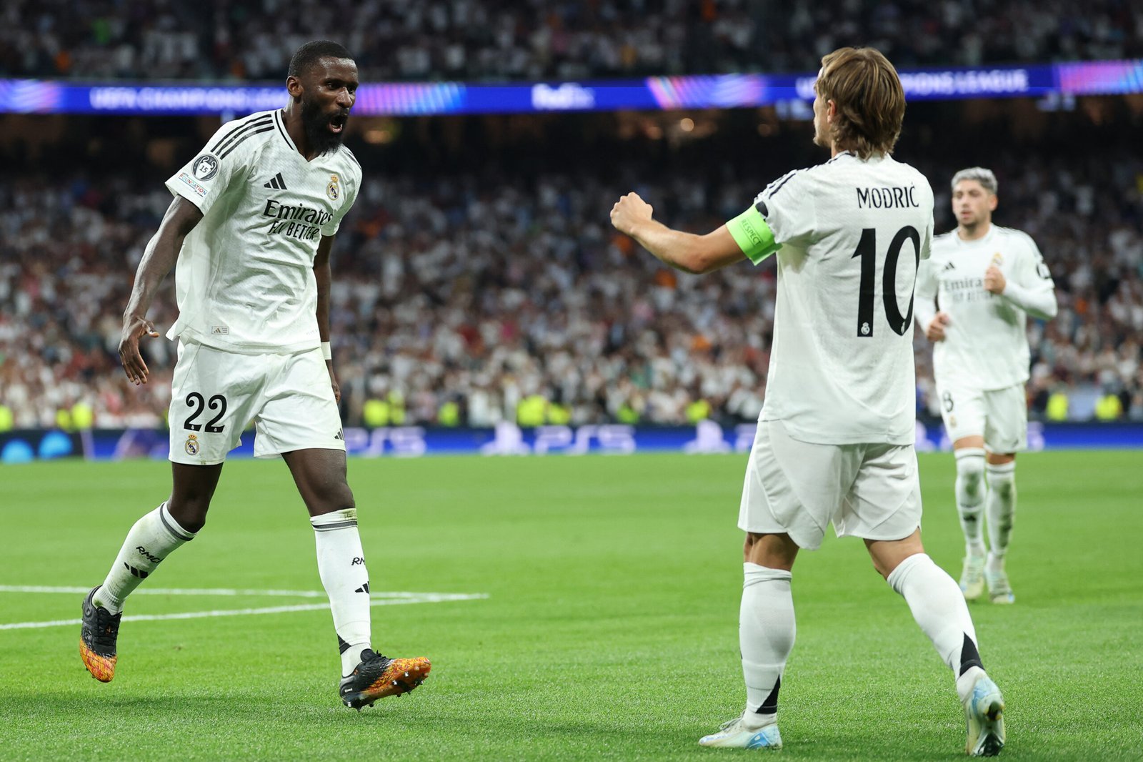 Rüdiger y Modric, jugadores del Real Madrid, celebrando el 2-1 contra el VfB Stuttgart.