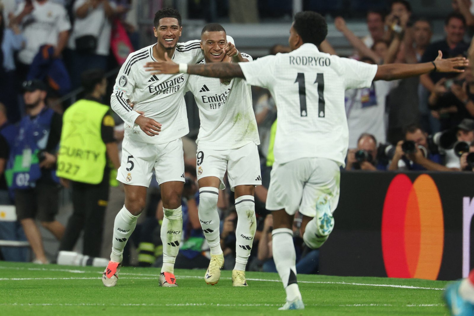 Rodrygo celebra junto a Bellingham y Mbappé tras asistir al francés en el 1-0