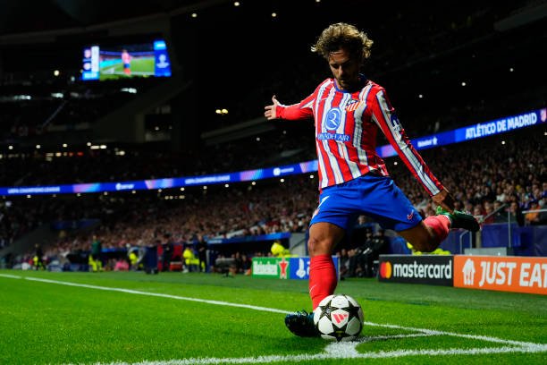 griezmann sacando un córner en el partido de Champions League frente al Leipzig