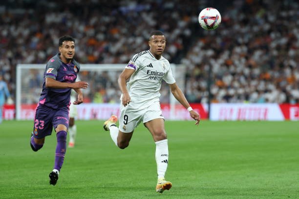 Mbappé y Omar El Hilali disputando un balón entre el Real Madrid y Espanyol