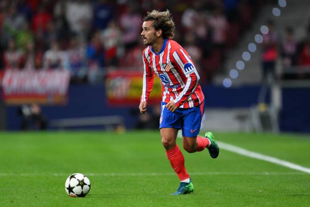 Greizmann controlando el balón durante el Atleti Leipzig