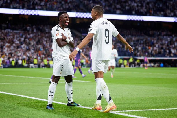 Vinicius Jr y Mbappé celebrando el tercer gol del Real Madrid