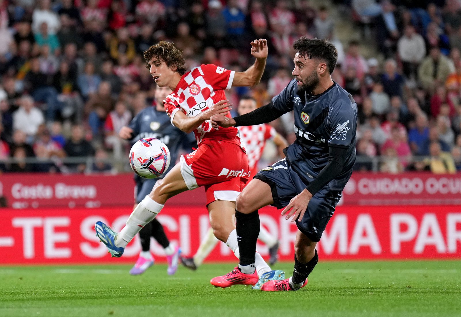 GIRONA, SPAIN - SEPTEMBER 25: Bryan Gil of Girona FC misses a chance whilst under pressure from Unai Lopez of Rayo Vallecano during the La Liga EA Sports match between Girona FC and Rayo Vallecano at Montilivi Stadium on September 25, 2024 in Girona, Spain. (Photo by Aitor Alcalde/Getty Images)