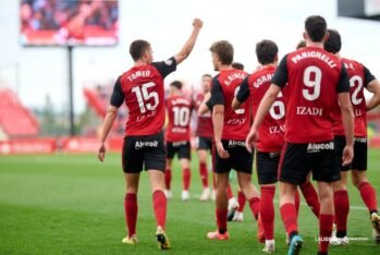 El conjunto jabato celebrando el tanto de Tomeo ante el Huesca SD