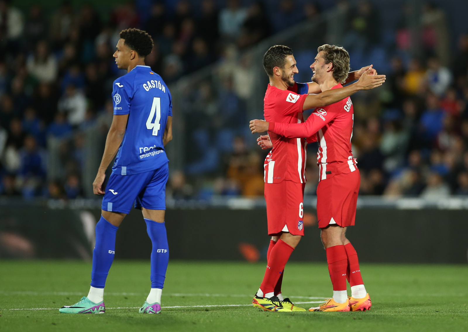 Koke celebrando un gol con Griezmann 