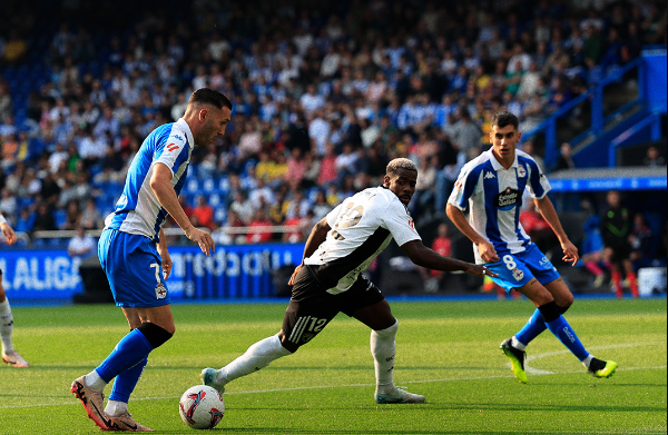 Lucas Pérez recorta a un defensa del Burgos