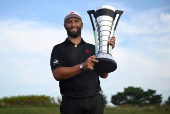 Jon Rahm con el título del LIV Golf