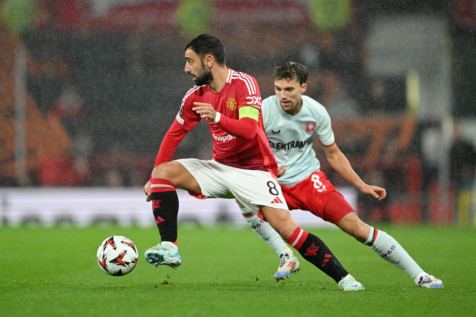 Bruno Fernandes con la esférica