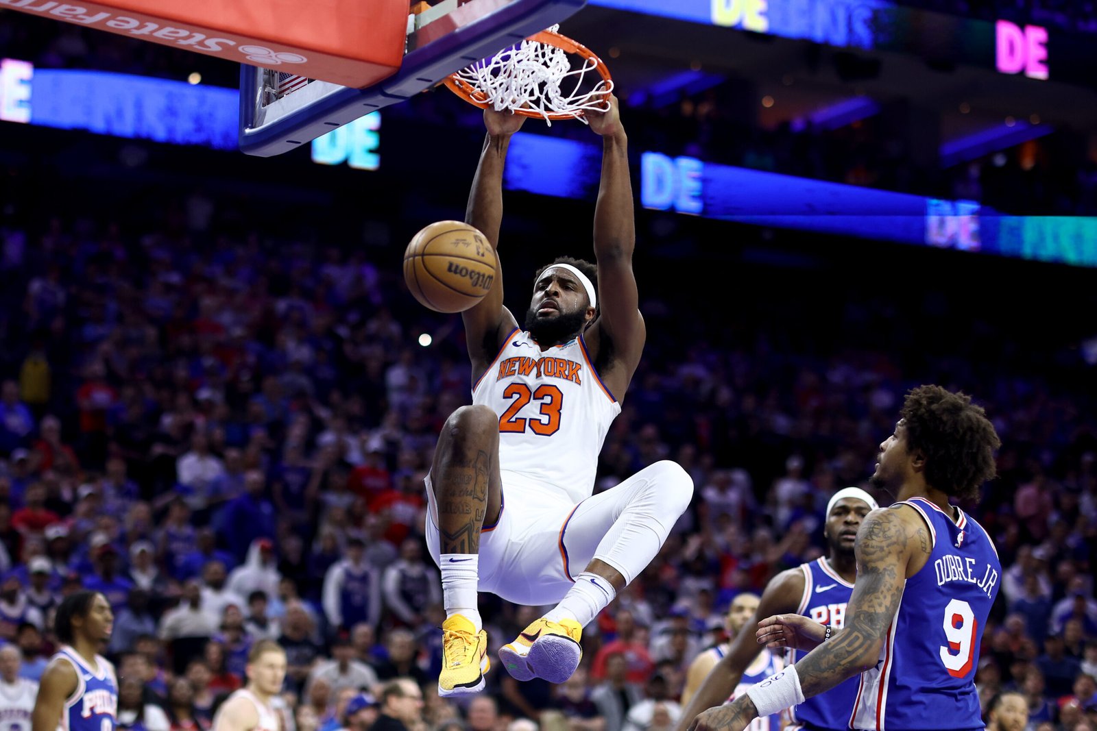 Mitchell Robinson de los New York Knicks haciendo un mate contra los 76ers en el último cuarto del sexto partido de las primera ronda de la Conferencia Este. En el Wells Fargo Stadium el 2 de Mayo de 2024. (Fotografía: Tim Nwachukwu Getty Images)