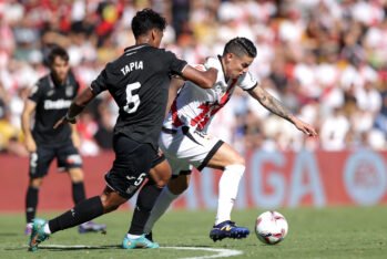 James Rodríguez retado por Renato Tapia durante el Rayo Vallecano - Leganés,