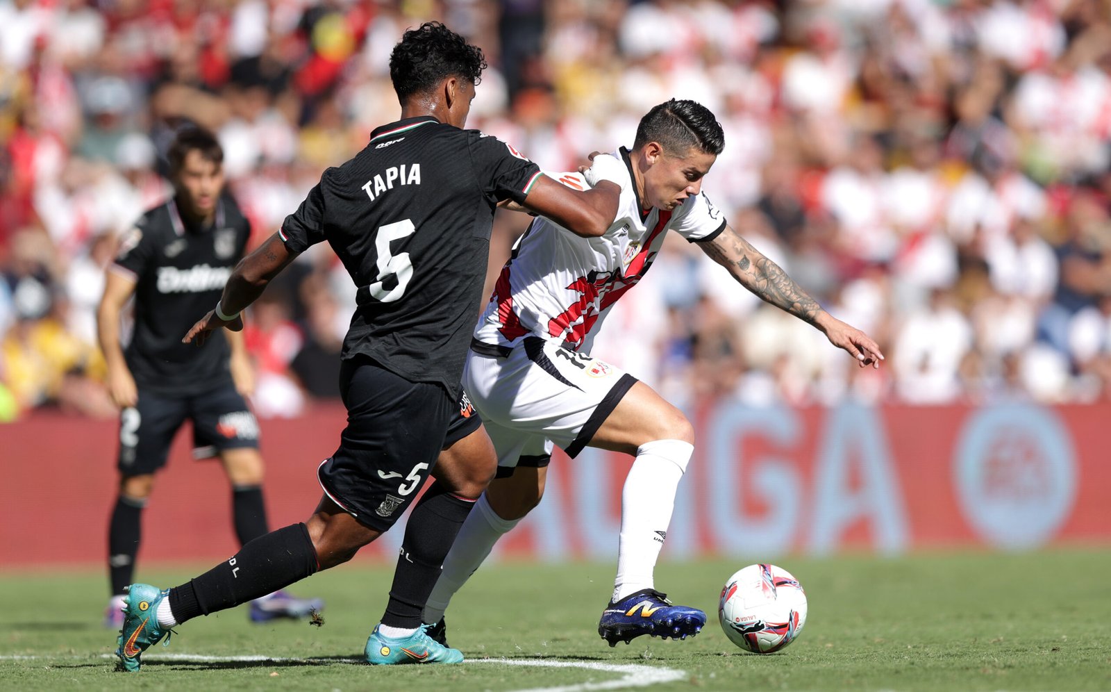 James Rodríguez retado por Renato Tapia durante el Rayo Vallecano - Leganés,