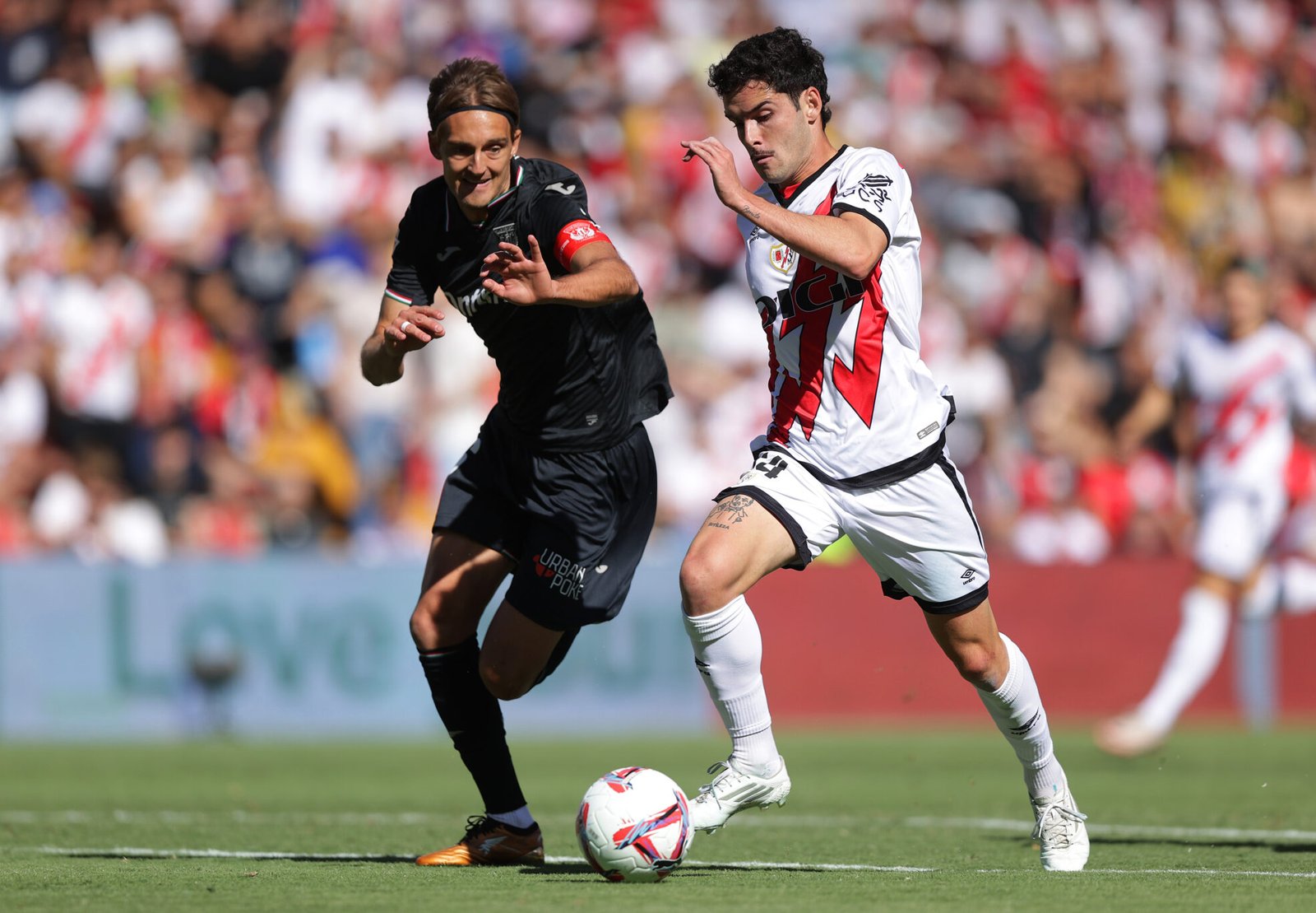 Sergio Camello anota el primer tanto del Rayo Vallecano.