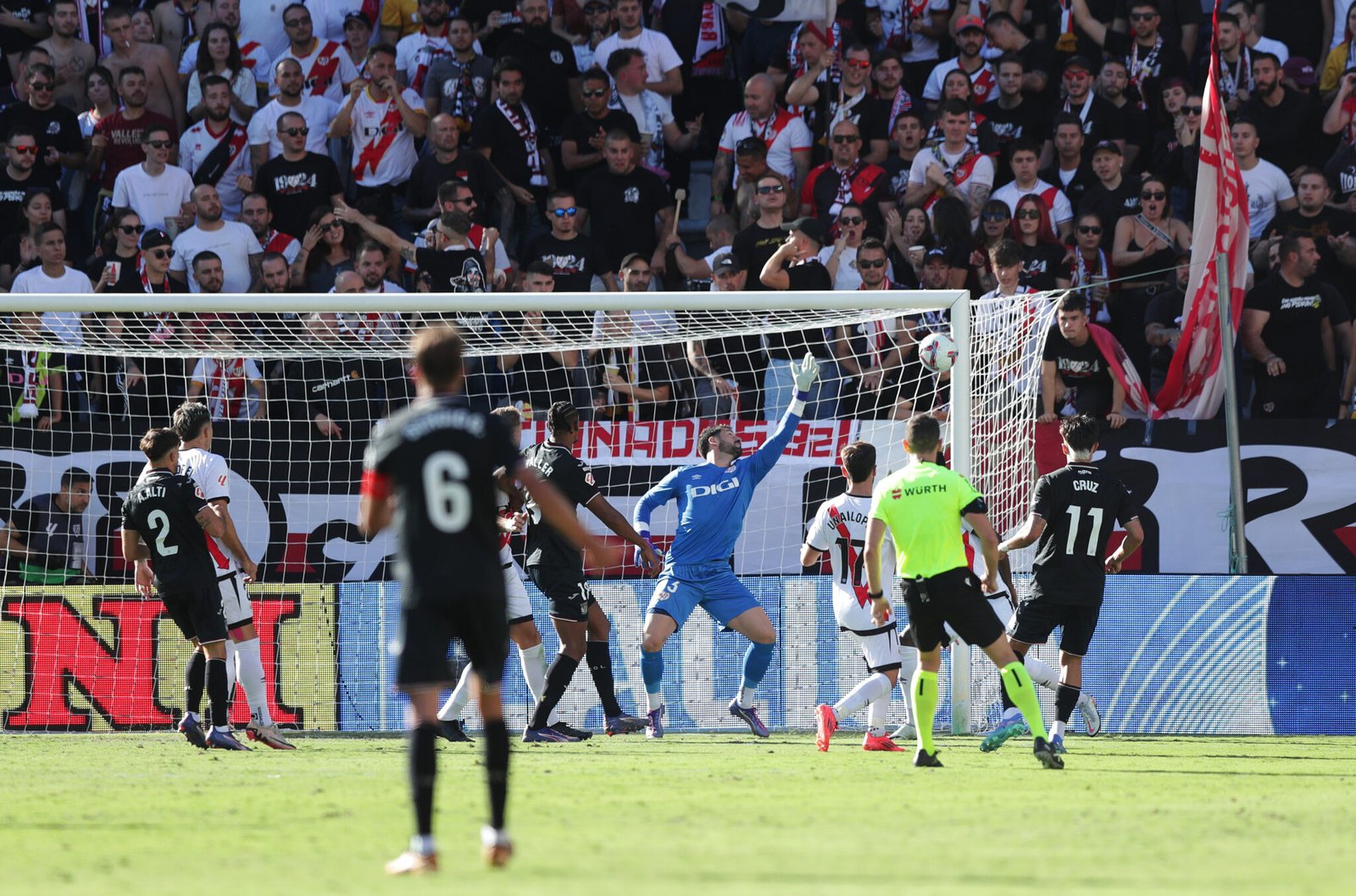 Juan Cruz marca el gol del empate durante el Rayo Vallecano - Leganés.