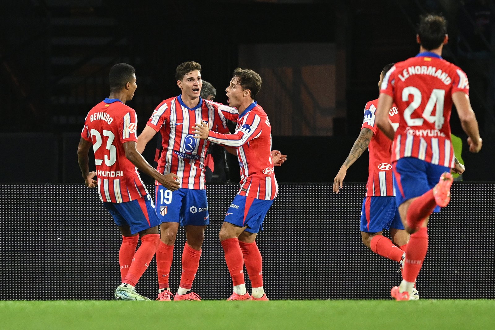 VIGO, ESPAÑA - 26 DE SEPTIEMBRE: Julián Álvarez del Atlético de Madrid celebra marcar el primer gol de su equipo con sus compañeros durante el partido de LaLiga entre el RC Celta de Vigo y el Atlético de Madrid en el Estadio Balaidos el 26 de septiembre de 2024 en Vigo, España. (Foto de Octavio Passos/Getty Images)