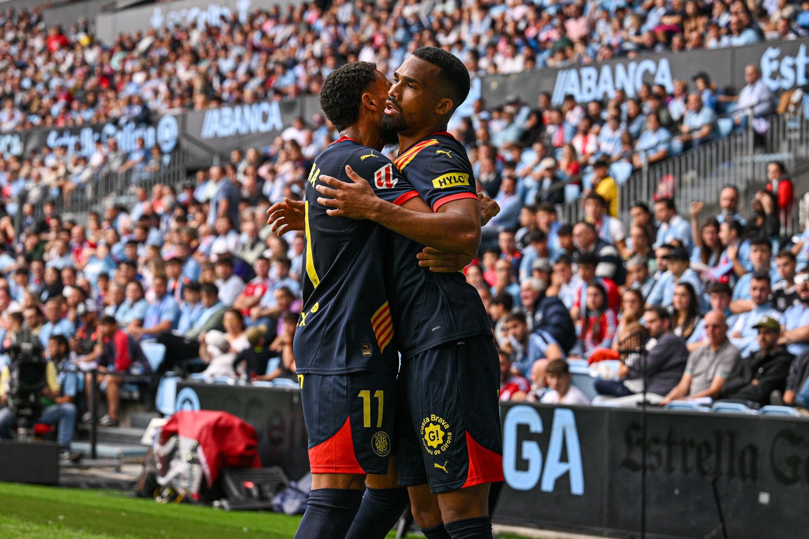 Yangel Herrera del Girona FC celebra tras marcar el primer gol de su equipo durante el partido de LaLiga entre RC Celta de Vigo y Girona FC en el Estadio Balaidos el 29 de septiembre de 2024 en Vigo, España. (Foto de Octavio Passos/Getty Images)