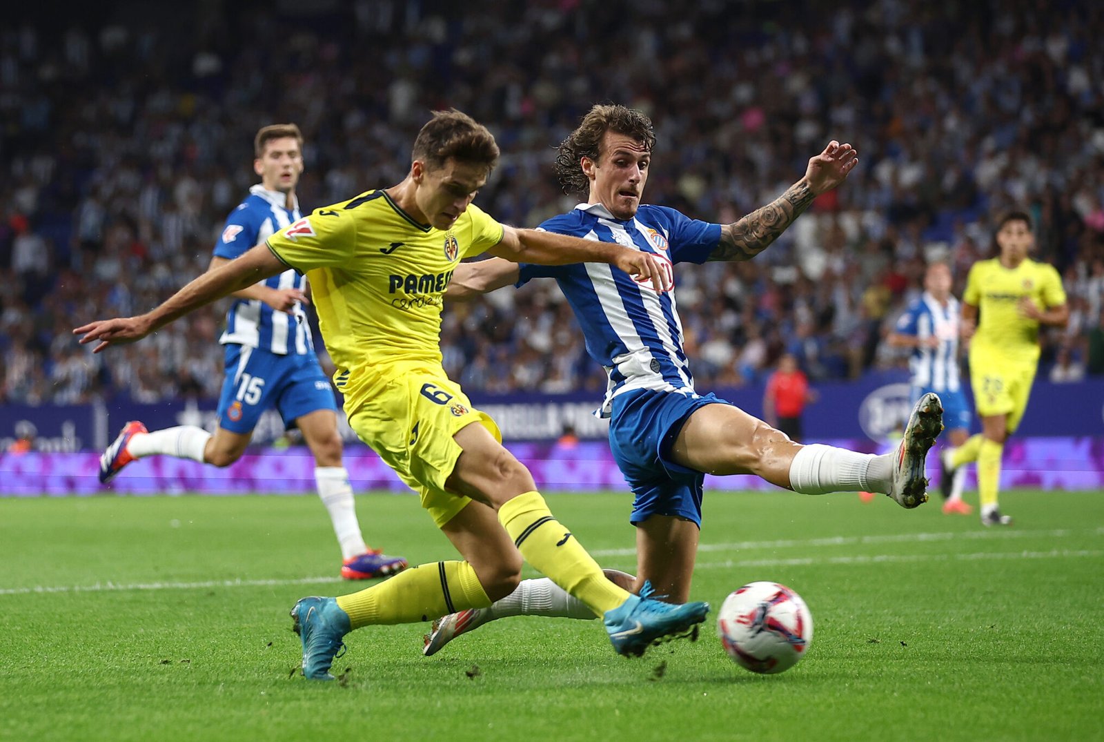 Denis Suárez del Villarreal CF es defendido por Carlos Romero del RCD Espanyol durante el partido de LaLiga entre el RCD Espanyol de Barcelona y Villarreal CF en el estadio del RCDE el 26 de septiembre de 2024 en Barcelona, ​​España. (Foto de Eric Alonso/Getty Images)