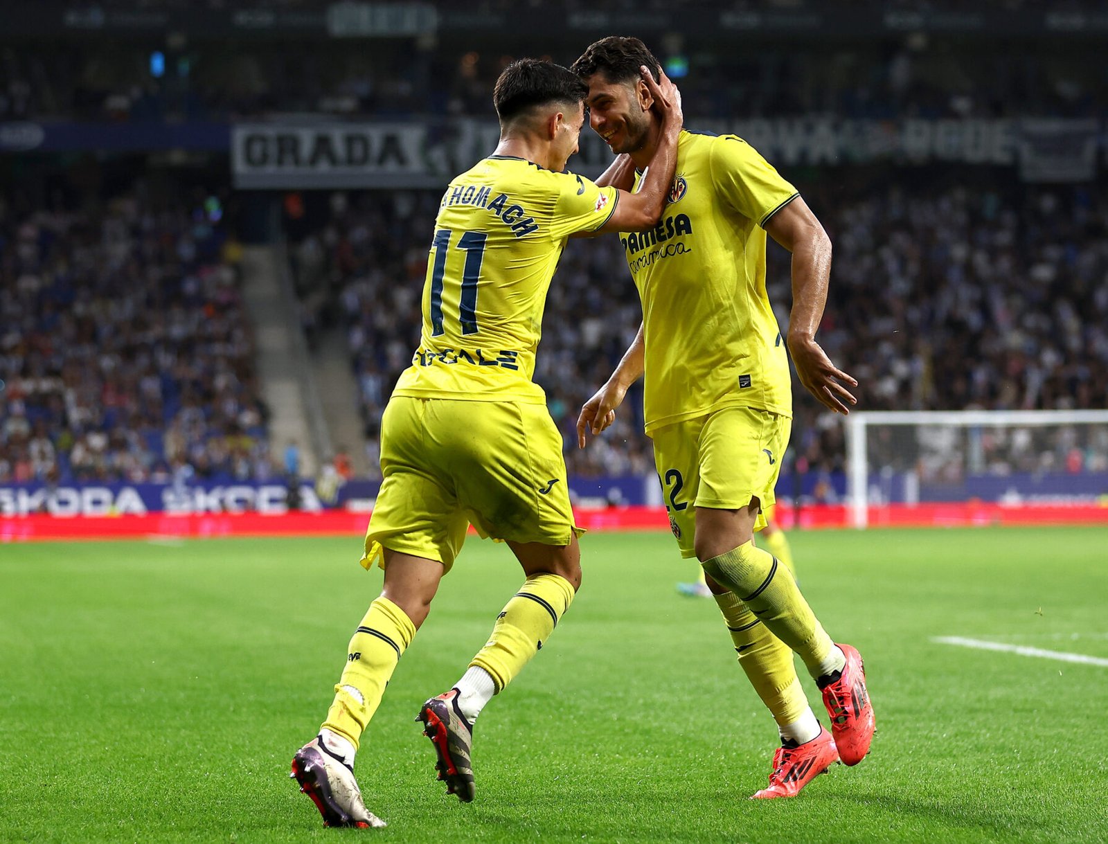 BARCELONA, SPAIN - SEPTEMBER 26: Ayoze Perez of Villarreal CF celebrates scoring his team's second goal with teammate Ilias Akhomach during the LaLiga match between RCD Espanyol de Barcelona and Villarreal CF at RCDE Stadium on September 26, 2024 in Barcelona, Spain. (Photo by Eric Alonso/Getty Images)