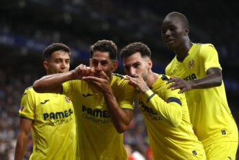 BARCELONA, SPAIN - SEPTEMBER 26: Ayoze Perez of Villarreal CF celebrates scoring his team's second goal with teammates during the LaLiga match between RCD Espanyol de Barcelona and Villarreal CF at RCDE Stadium on September 26, 2024 in Barcelona, Spain. (Photo by Eric Alonso/Getty Images)