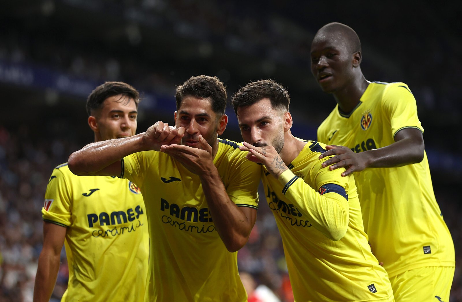 BARCELONA, SPAIN - SEPTEMBER 26: Ayoze Perez of Villarreal CF celebrates scoring his team's second goal with teammates during the LaLiga match between RCD Espanyol de Barcelona and Villarreal CF at RCDE Stadium on September 26, 2024 in Barcelona, Spain. (Photo by Eric Alonso/Getty Images)