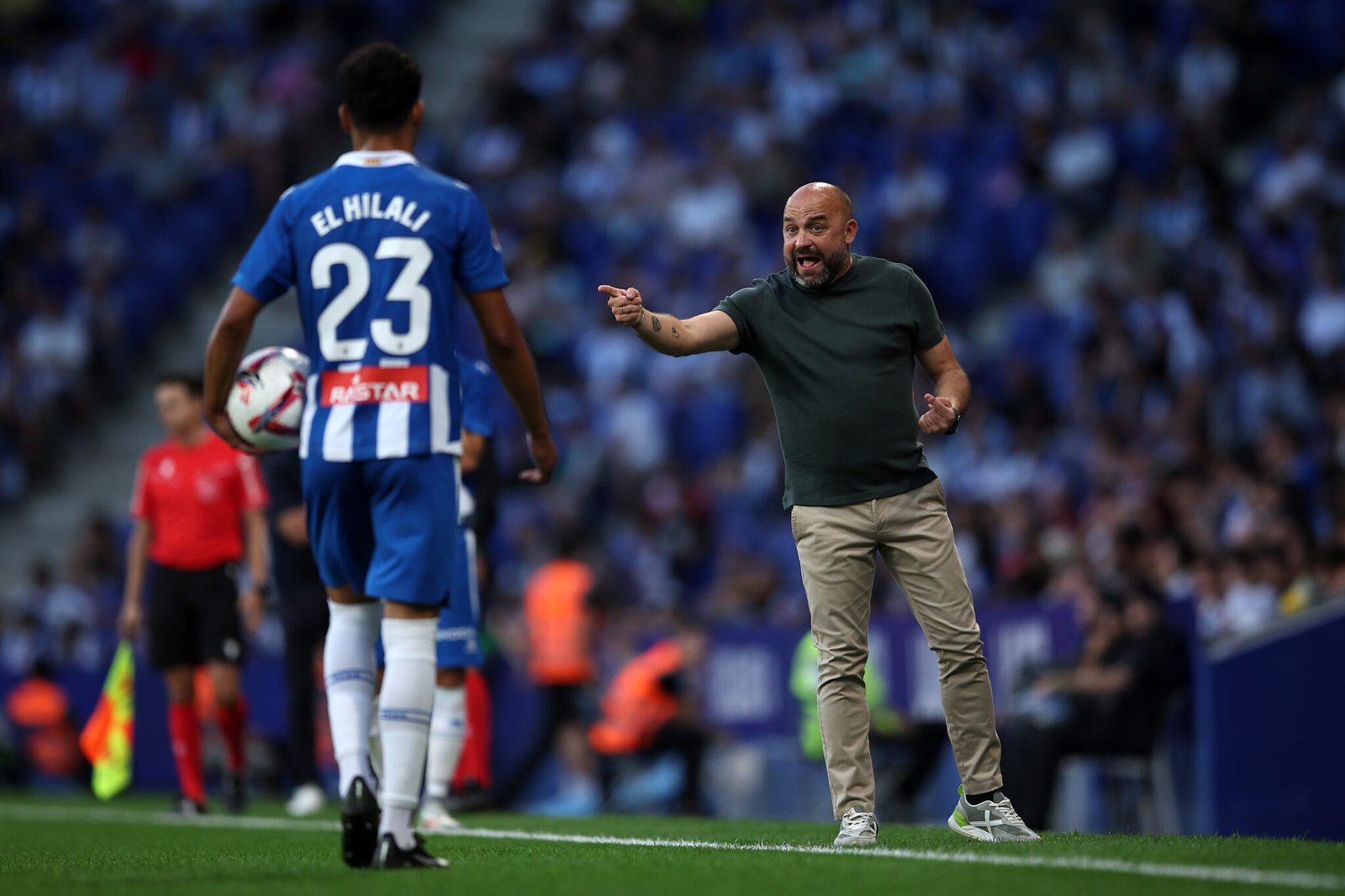 Omar El Hilali recibiendo instrucciones de Manolo González.