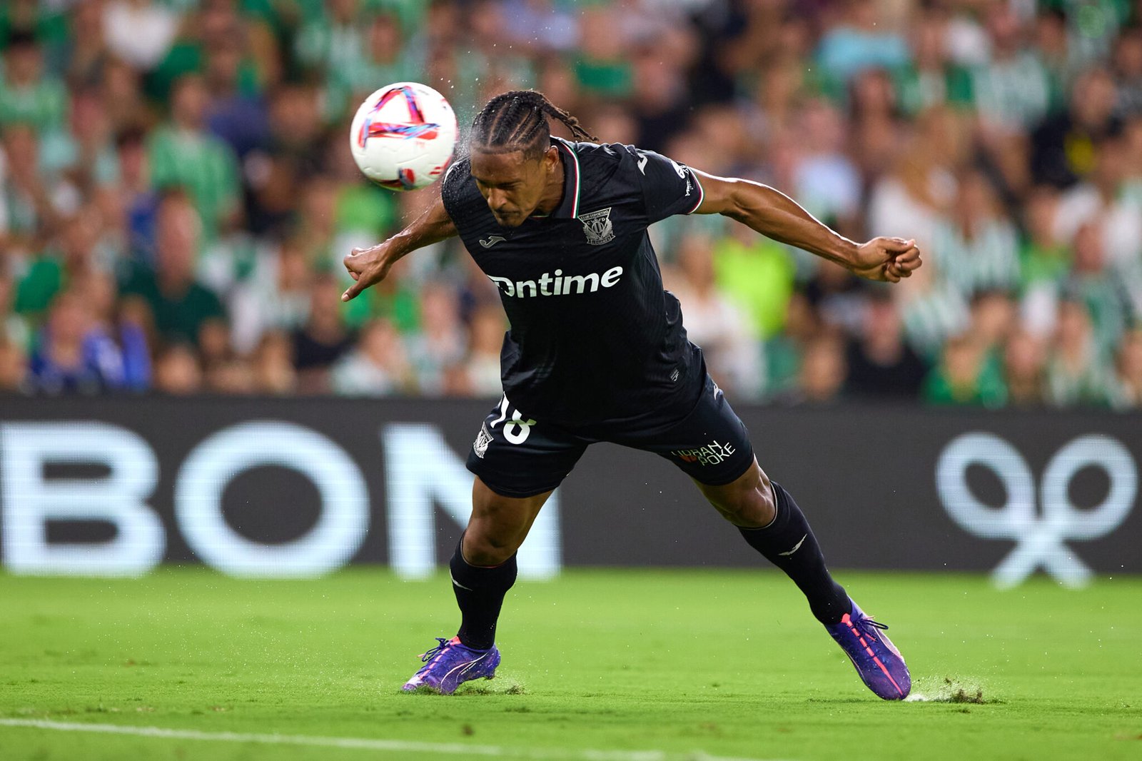 Haller rematando un balón en el partido frente al Real betis