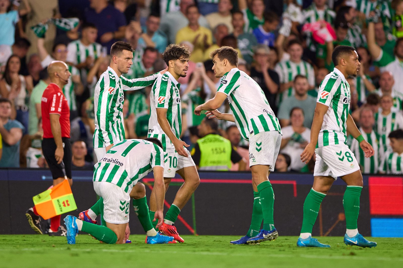 Jugadores del Real Betis celebrando el triunfo ante el Leganés