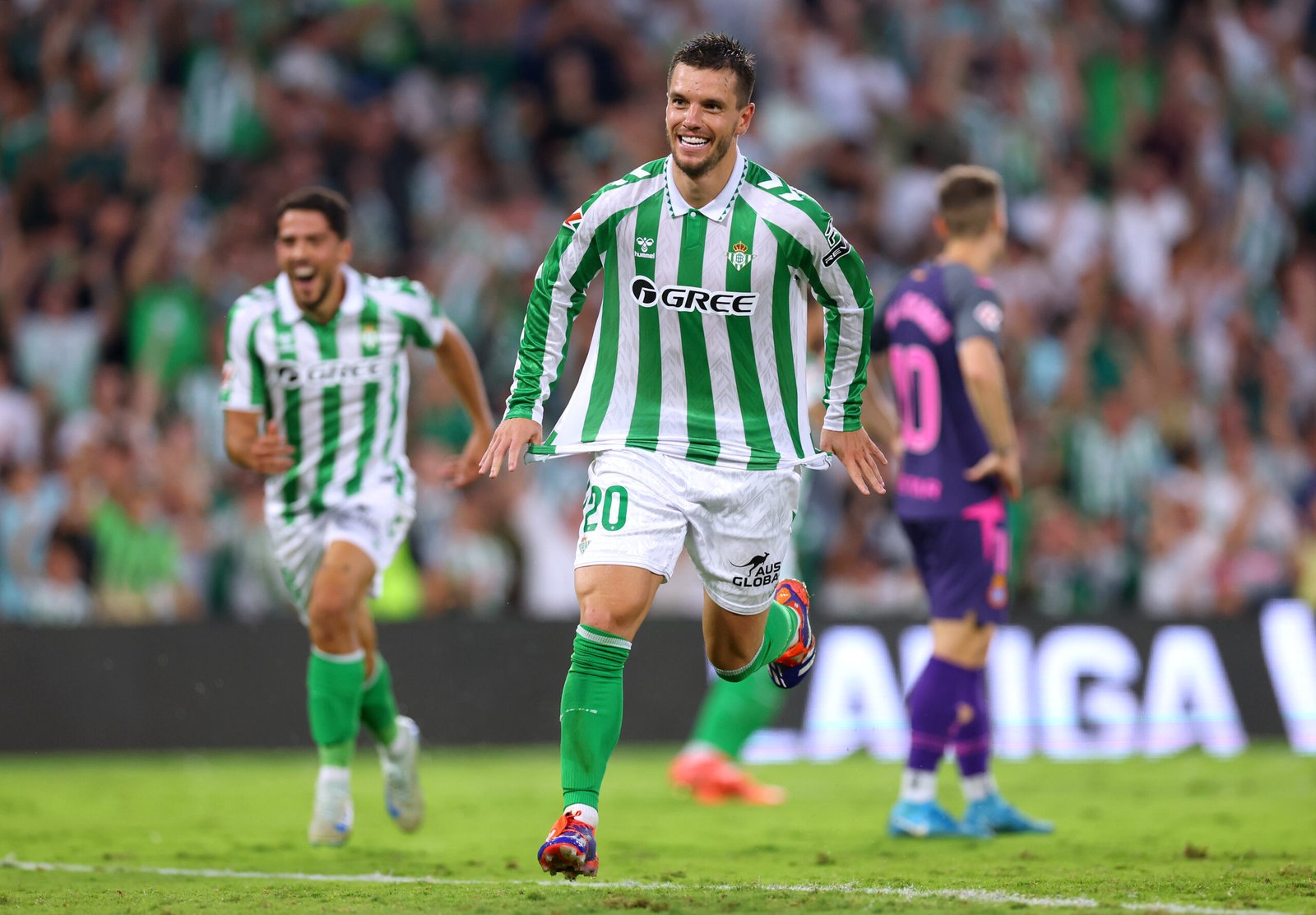 SEVILLE, SPAIN - SEPTEMBER 29: Giovani Lo Celso of Real Betis celebrates scoring his team's first goal during the LaLiga match between Real Betis Balompie and RCD Espanyol de Barcelona at Estadio Benito Villamarin on September 29, 2024 in Seville, Spain. (Photo by Fran Santiago/Getty Images)