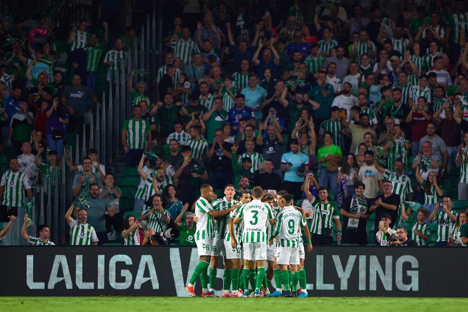 Giovani Lo Celso del Real Betis celebra tras marcar el primer gol del equipo durante el partido de LaLiga entre el Real Betis Balompie y el RCD Mallorca en el Estadio Benito Villamarín el 23 de septiembre de 2024 en Sevilla, España. (Foto de Fran Santiago/Getty Images)