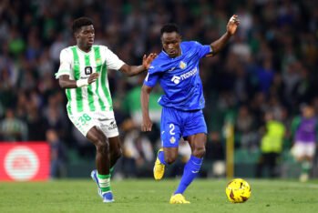 Assane Diao y Djené pugnan por el balón durante un Getafe-Betis