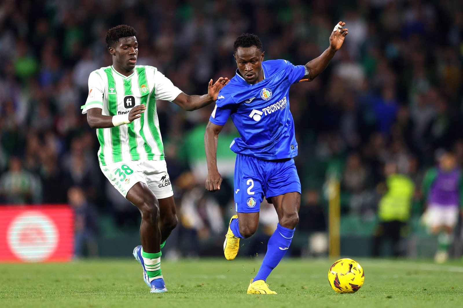 Assane Diao y Djené pugnan por el balón durante un Getafe-Betis