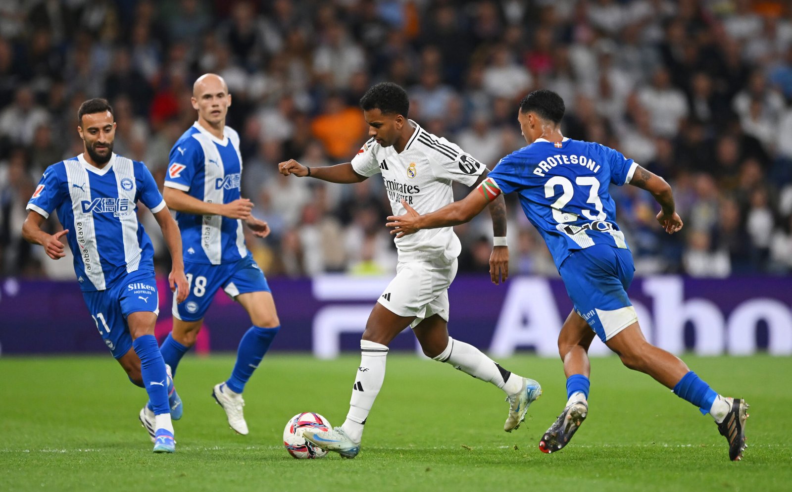 MADRID, SPAIN - SEPTEMBER 24: Rodrygo of Real Madrid is challenged by Carlos Benavidez of Alaves during the LaLiga match between Real Madrid CF and Deportivo Alaves at Estadio Santiago Bernabeu on September 24, 2024 in Madrid, Spain. (Photo by Denis Doyle/Getty Images)