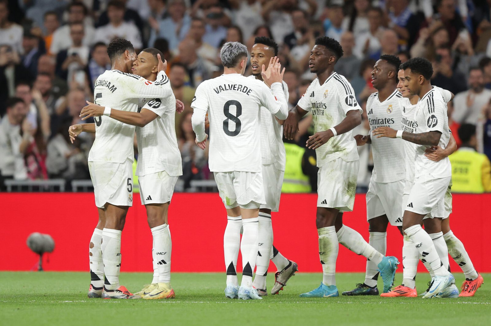 MADRID, ESPAÑA - 24 DE SEPTIEMBRE: Kylian Mbappé del Real Madrid celebra marcar el segundo gol de su equipo con sus compañeros durante el partido de LaLiga entre el Real Madrid CF y el Deportivo Alaves en el Estadio Santiago Bernabeu el 24 de septiembre de 2024 en Madrid, España. (Foto de Gonzalo Arroyo Moreno/Getty Images)
