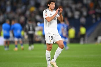 Jesús Vallejo aplaudiendo a la afición tras el partido contra el Alavés