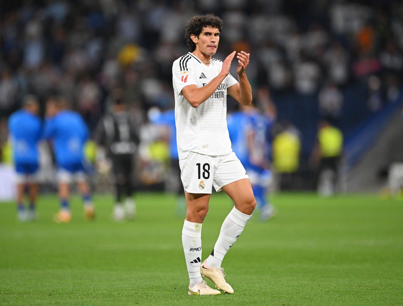 Jesús Vallejo aplaudiendo a la afición tras el partido contra el Alavés