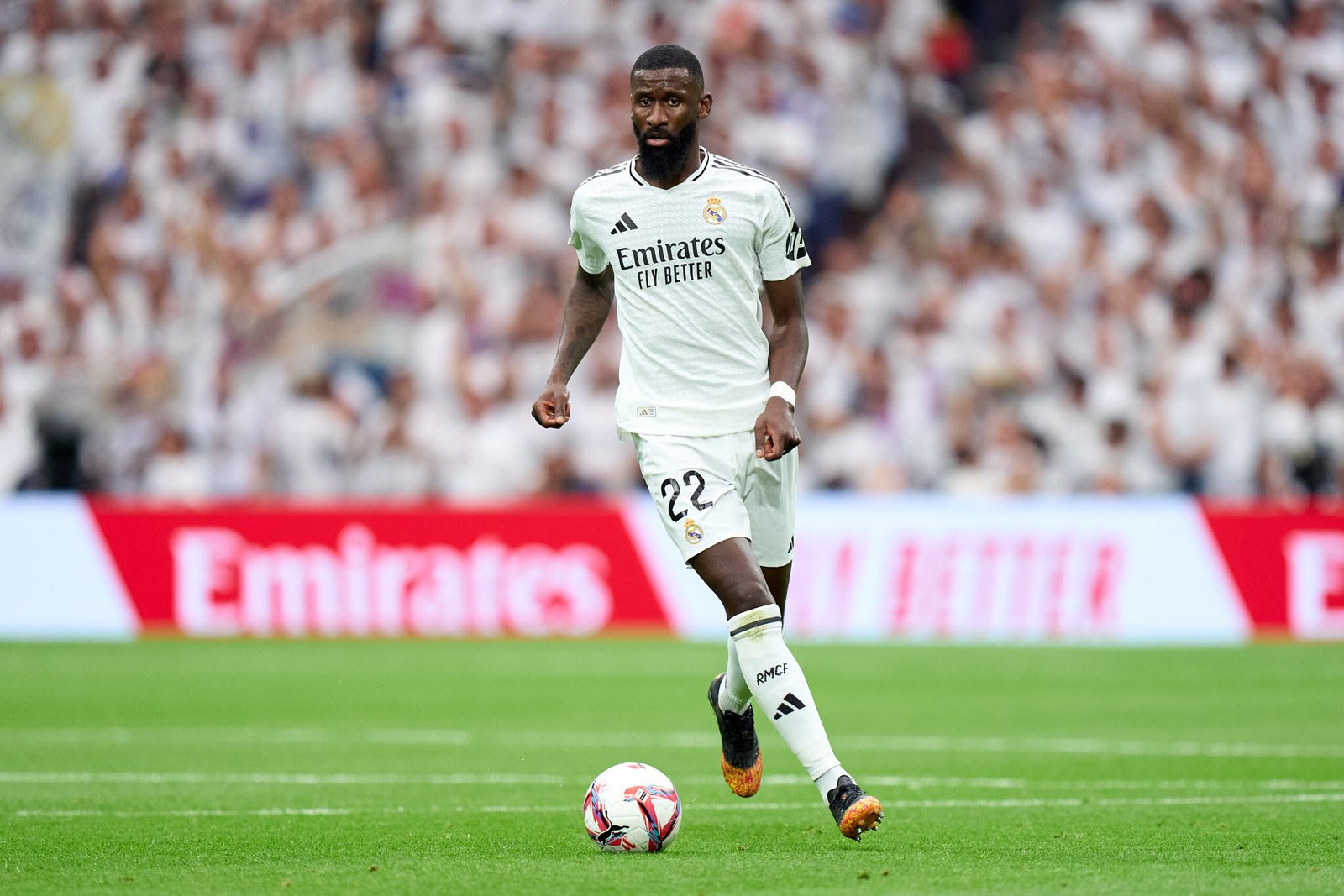 Rüdiger conduciendo el balón en el partido ante el Real Valladolid