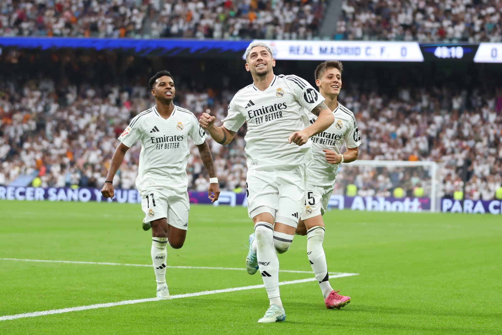 Valverde, Rodrygo y Arda Güler celebran un gol del Real Madrid ante el Valladolid.