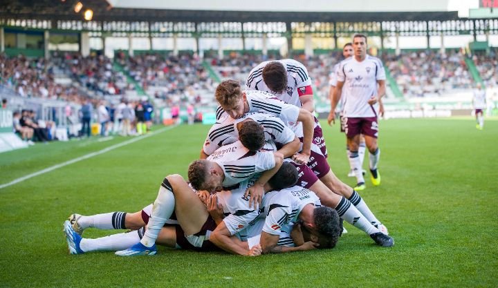 El Albacete Balompié celebra un gol