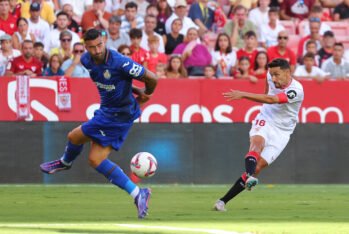 Jesús Navas, ejecutando el disparo que le ha dado la victoria al Sevilla contra el Getafe.