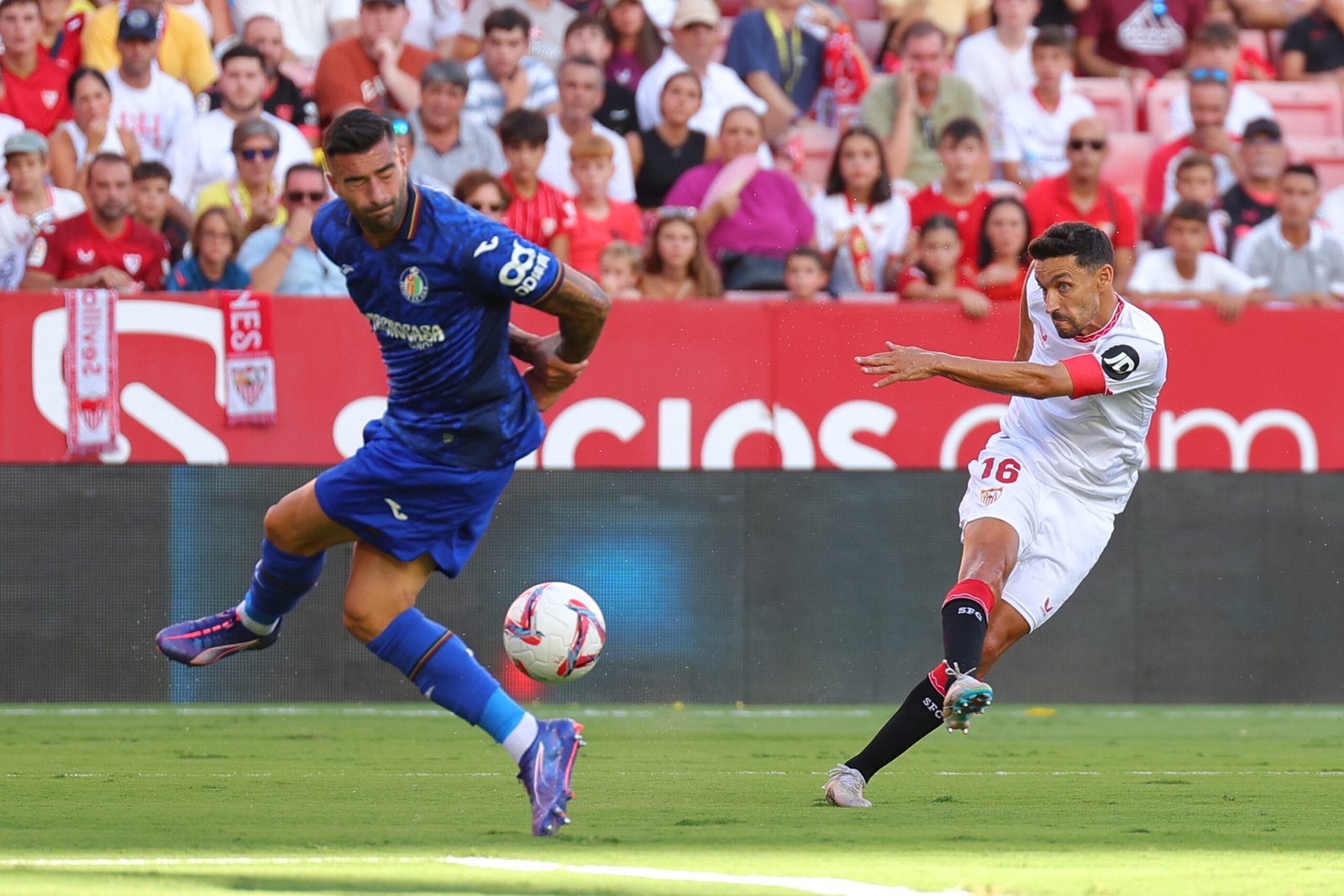 Jesús Navas, ejecutando el disparo que le ha dado la victoria al Sevilla contra el Getafe.