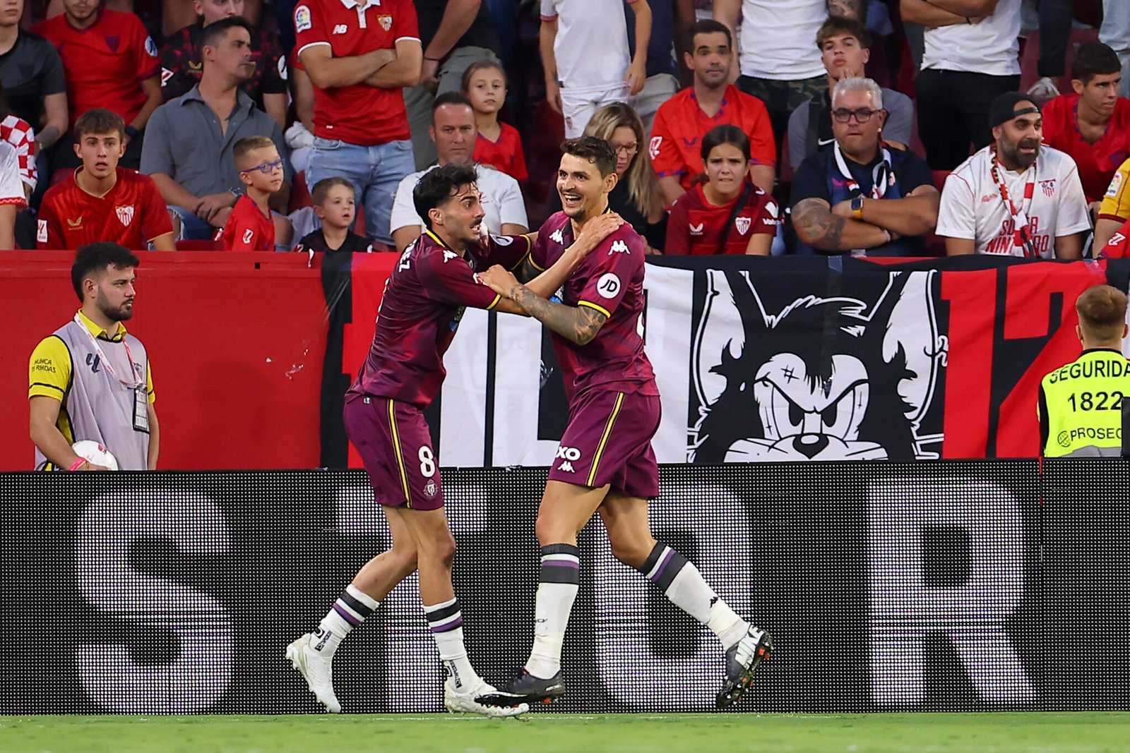 Kike Pérez anota el gol del empate, tras el gol de Peque