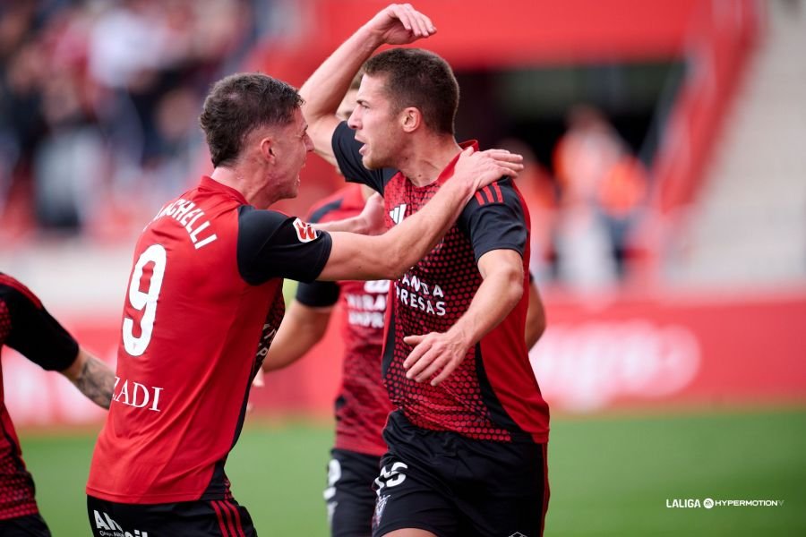 Tomeo celebrando su gol con Panichelli ante el Huesca SD