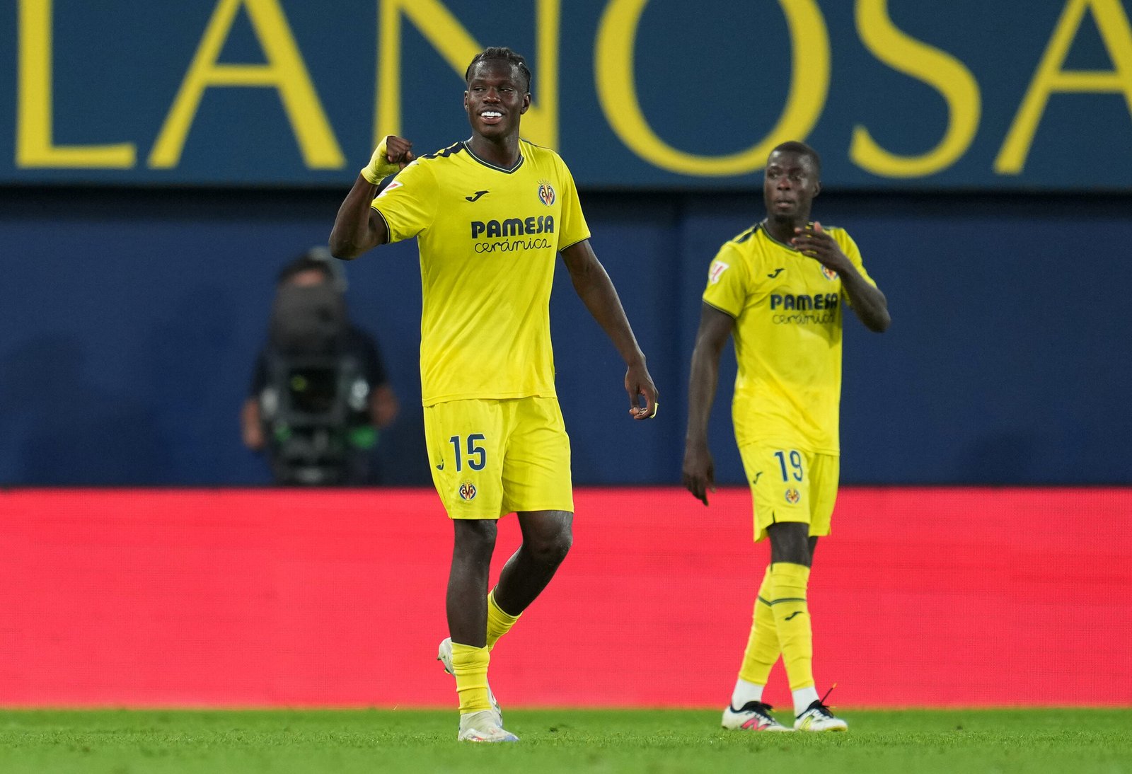 Thierno Barry del Villarreal CF celebra marcar el segundo gol de su equipo durante el partido de LaLiga entre el Villarreal CF y la UD Las Palmas en el Estadio de la Cerámica el 30 de septiembre de 2024 en Villarreal, España. (Foto de Aitor Alcalde/Getty Images)