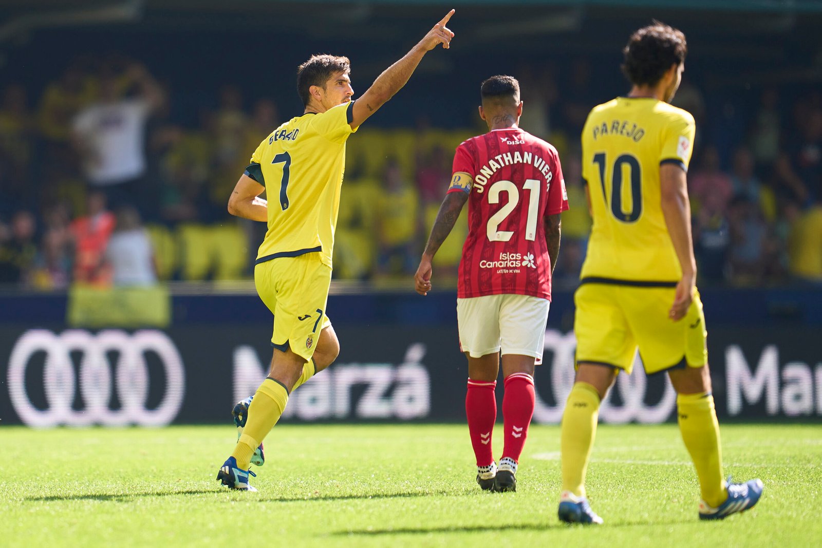 Gerard Moreno de Villarreal celebra tras marcar su primer gol durante el partido LaLiga EA Sports entre Villarreal CF y UD Las Palmas