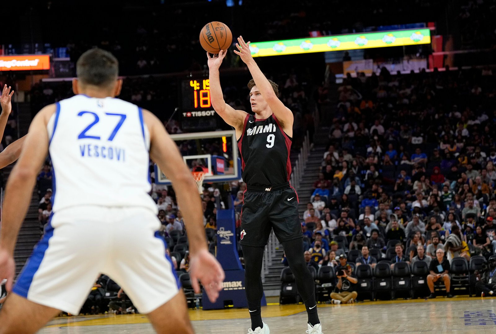 Pelle Larsson #9, uno de los rookies de los Miami Heat lanza contra los Golden State Warriors durante la primera parte del California Classic 2024 de la summer league en el Chase Center el 6 de Juilo de 2024.(Fotografía: Thearon W. Henderson/Getty Images)