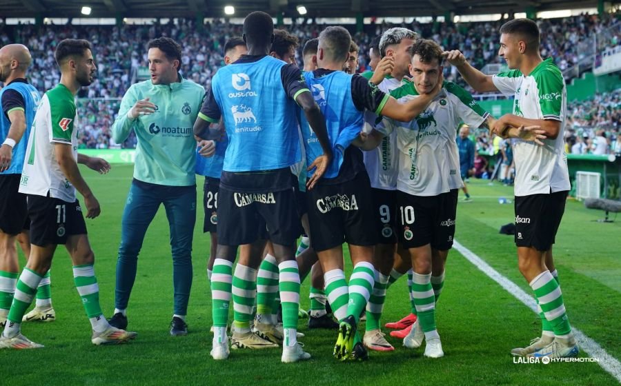 Los jugadores del Racing celebran la victoria antes de visitar el Nuevo Mirandilla