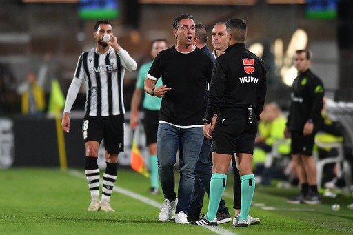 Protesta de Jandro Castro al cuarto árbitro en el Estadio Municipal Cartagonova