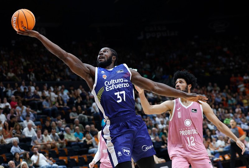 Semi Ojeleye dejando una bandeja 